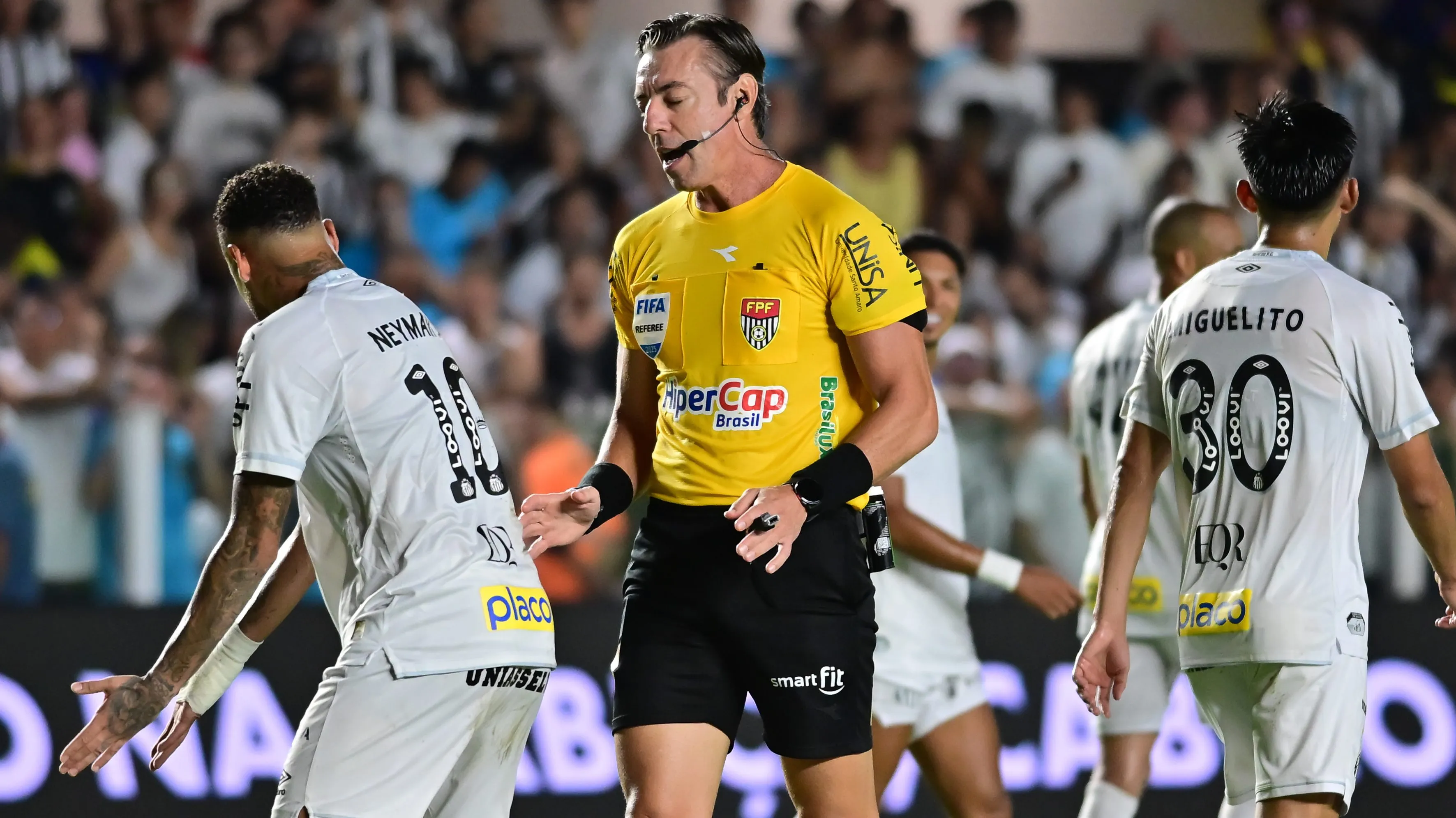 Neymar reclamou com Claus - Foto: Jota Erre/AGIF.