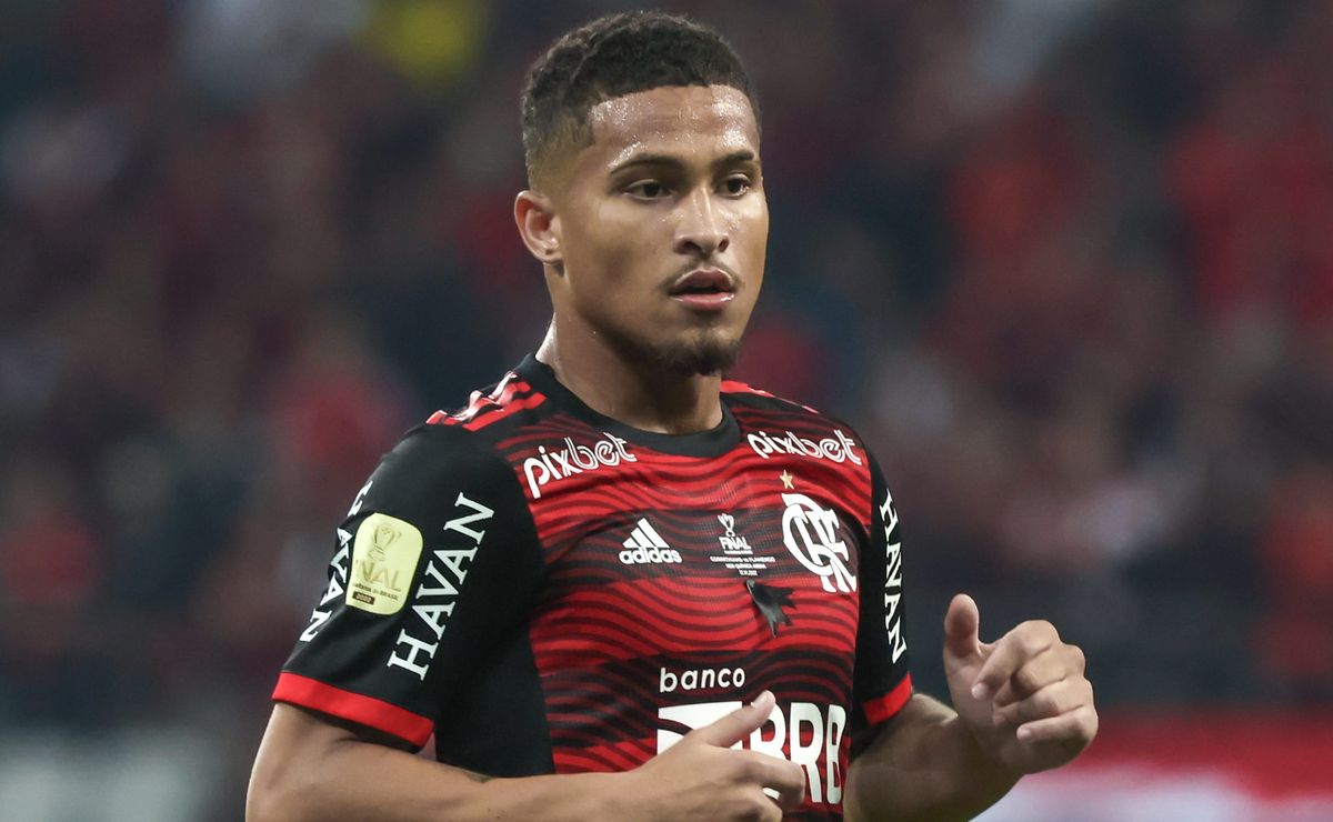 João Gomes vira pauta em notícias do Flamengo após retorno de Lucas Paquetá, mas volante não volta agora