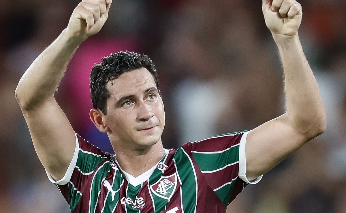 Ganso recebe homenagem pela marca de 300 jogos pelo Fluminense antes de partida contra o Bangu