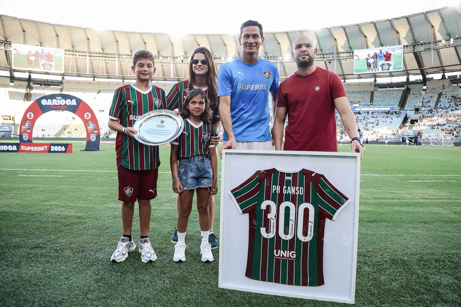 Ganso com a família durante homenagem pelos 300 jogos. Foto: Lucas Merçon/Fluminense FC