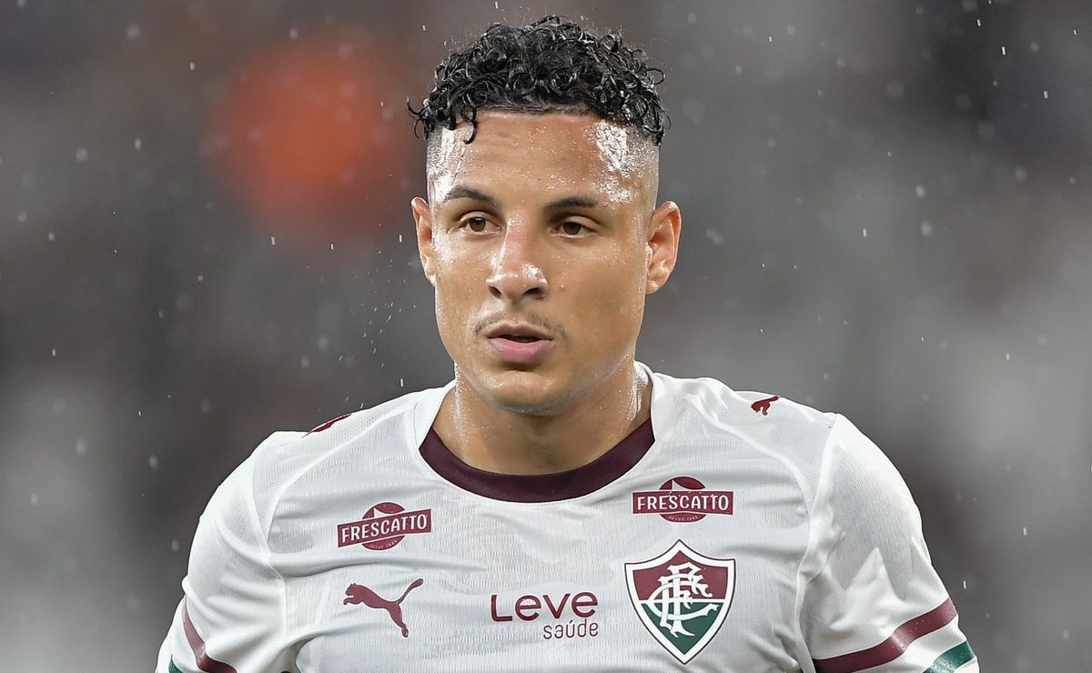 Zubeldía faz mistério sobre situação física de Hércules e Arana no Fluminense e não confirma presença contra o Vasco