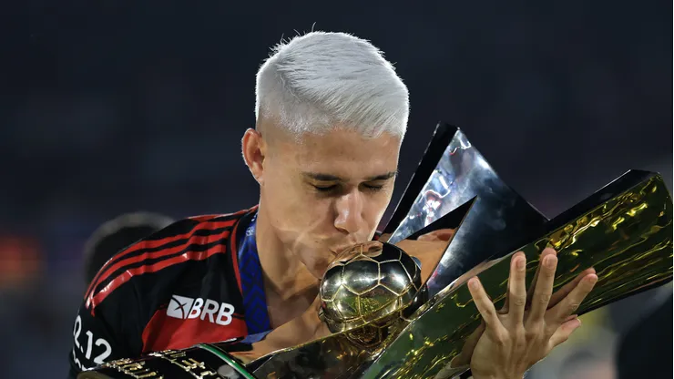 Luiz Araújo com a taça do Brasileirão, onde foi campeão pelo Flamengo em 2025 - Foto: Buda Mendes/Getty Images