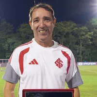 Internacional entrega placa para Mauricio Salgado por feito vitorioso