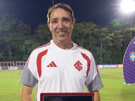 Internacional entrega placa para Mauricio Salgado por feito vitorioso