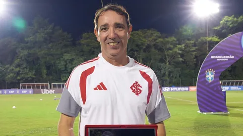 Maurício Salgado é homenageado pelo clube gaúcho – Foto: Lucas Costa/Internacional