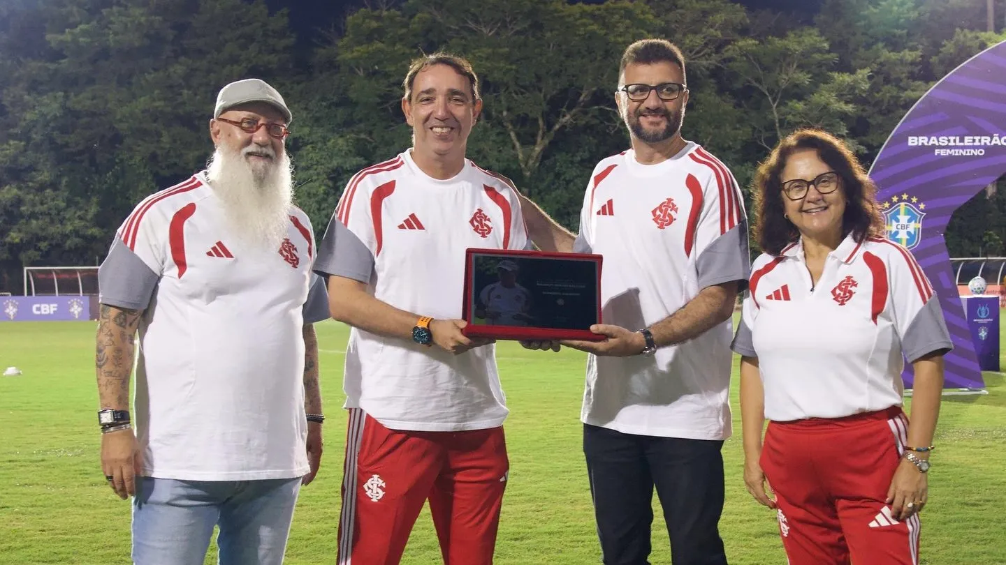 Treinador do time feminino do Internacional, Maurício Salgado, e diretores do clube