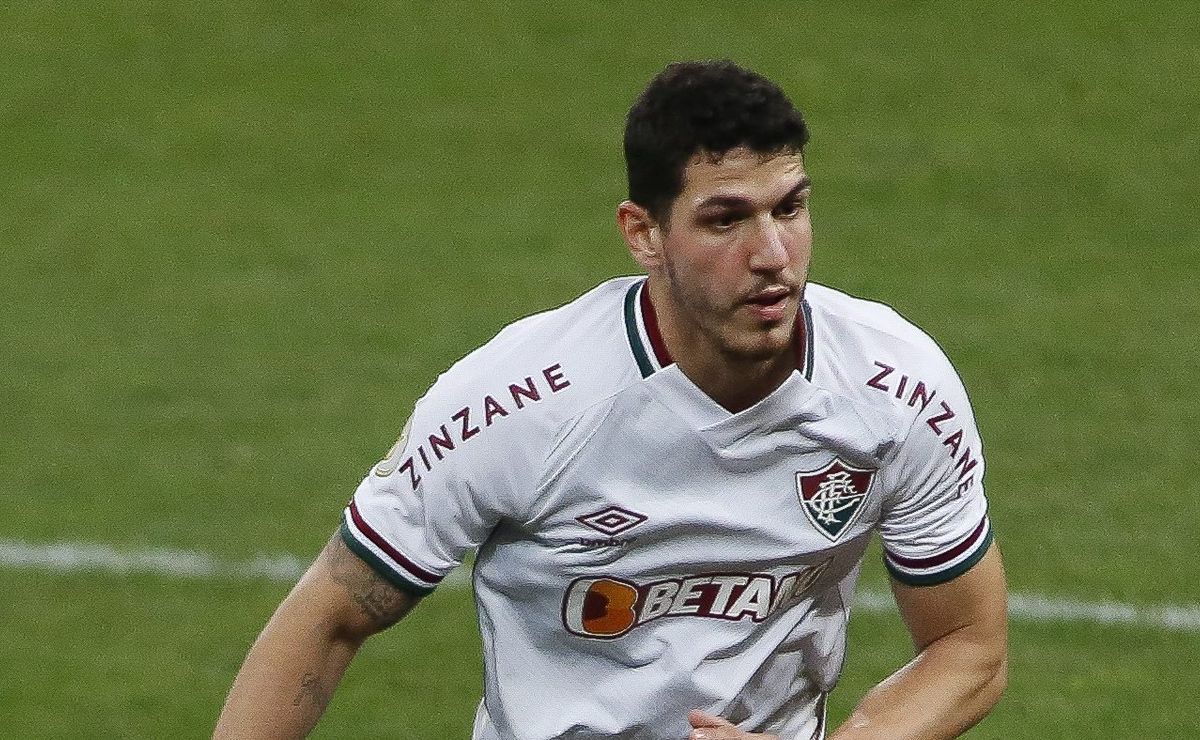 Palmeiras oferece R$ 92 milhões em Nino, acerta salários com o zagueiro e pode esperar até julho