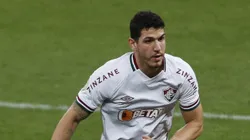 Nino em disputa de bola com Pedro, do Flamengo.