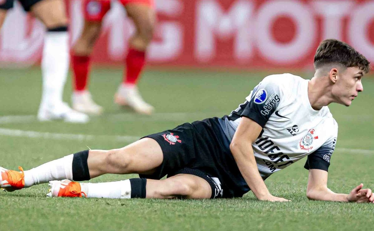 Corinthians divulga situação oficial de Breno Bidon e meio-campista iniciou período de transição física