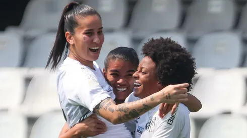 Sereias comemoram vitória. Foto: Reinaldo Campos/AGIF