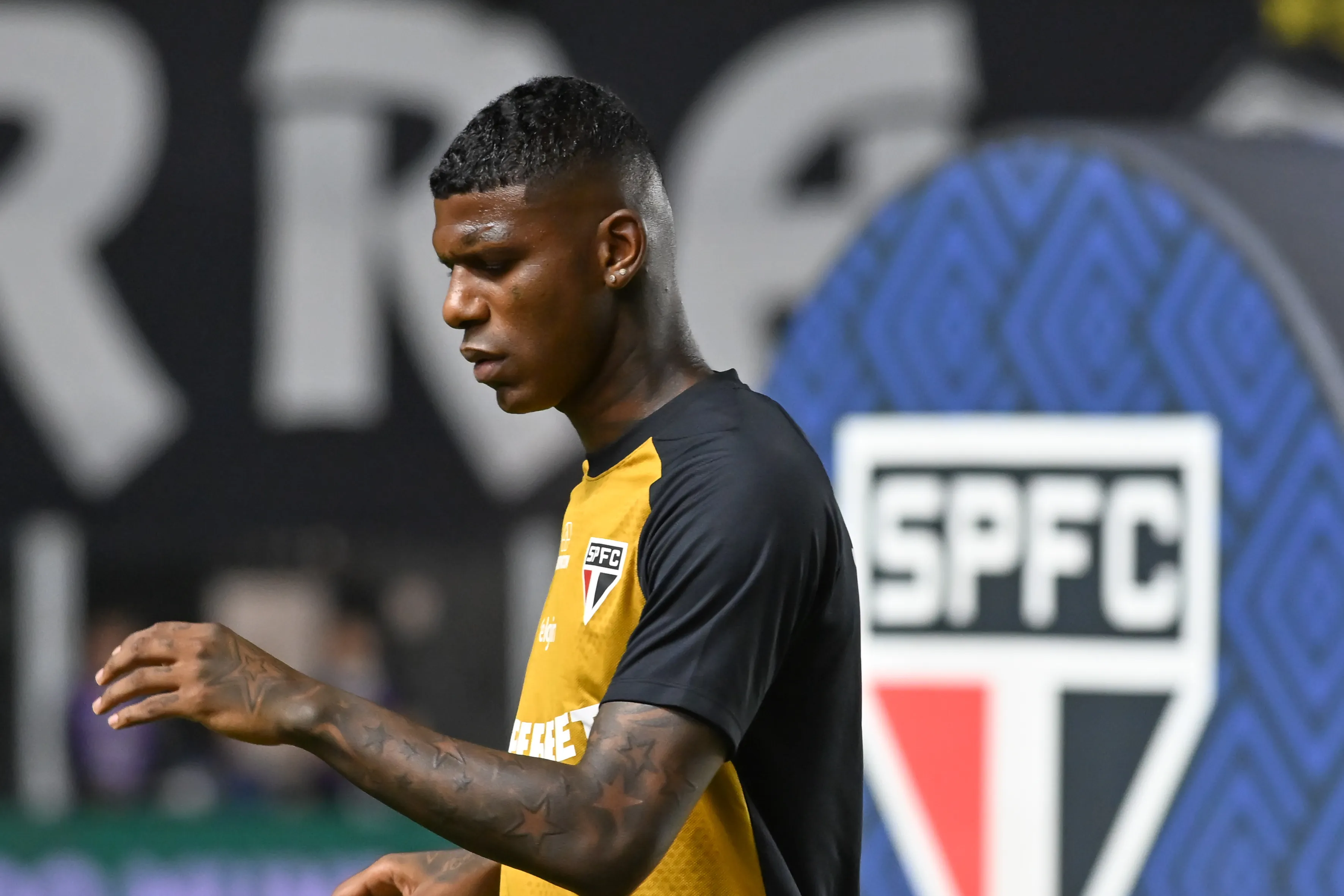 Arboleda jogador do Sao Paulo durante aquecimento antes da partida contra o Santos no estadio Vila Belmiro pelo campeonato Brasileiro A 2026. Foto: Jota Erre/AGIF
