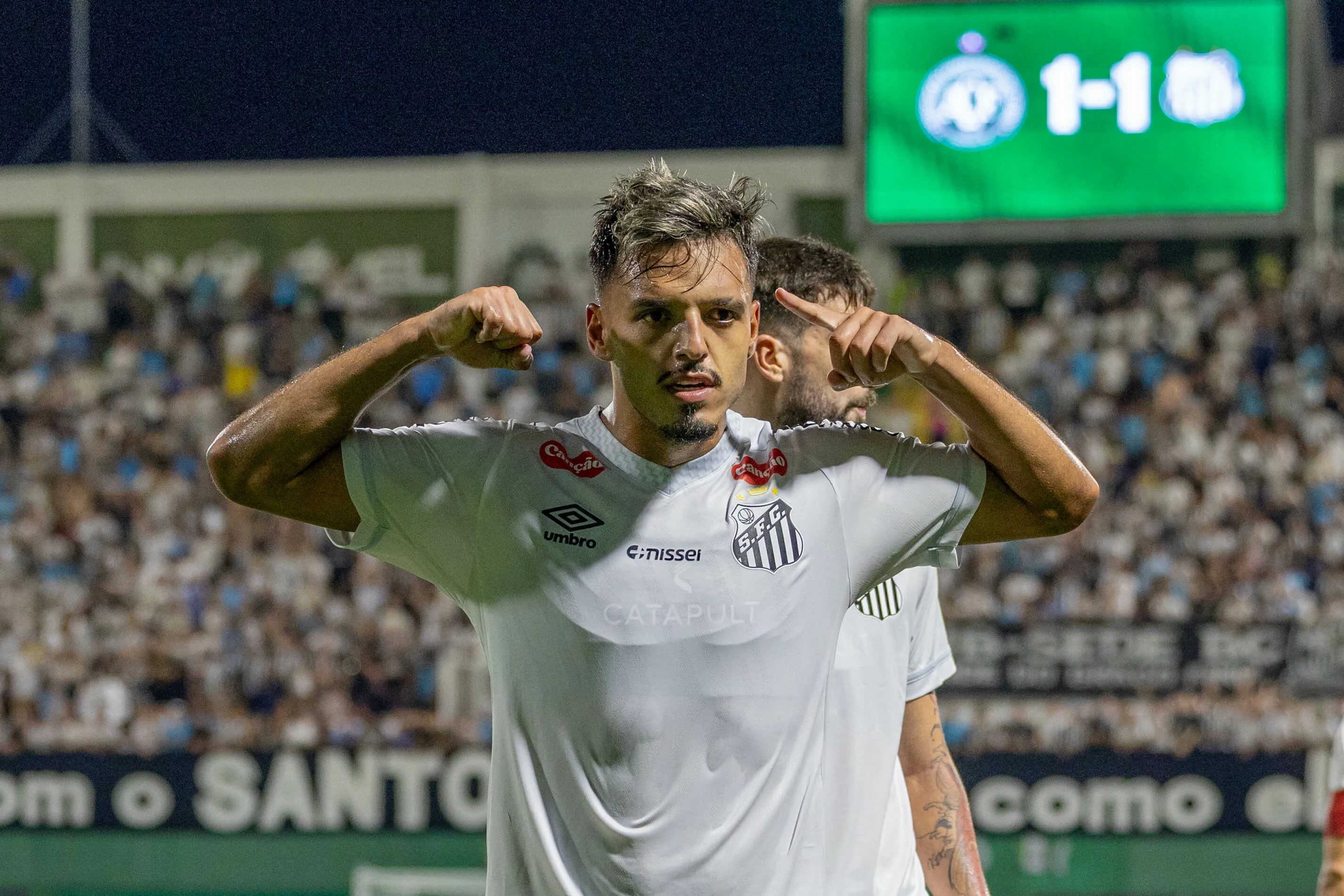 Gabriel Menino jogador do Santos comemora seu gol durante partida contra o Chapecoense no estadio Arena Conda pelo campeonato Brasileiro A 2026. Foto: Liamara Polli/AGIF