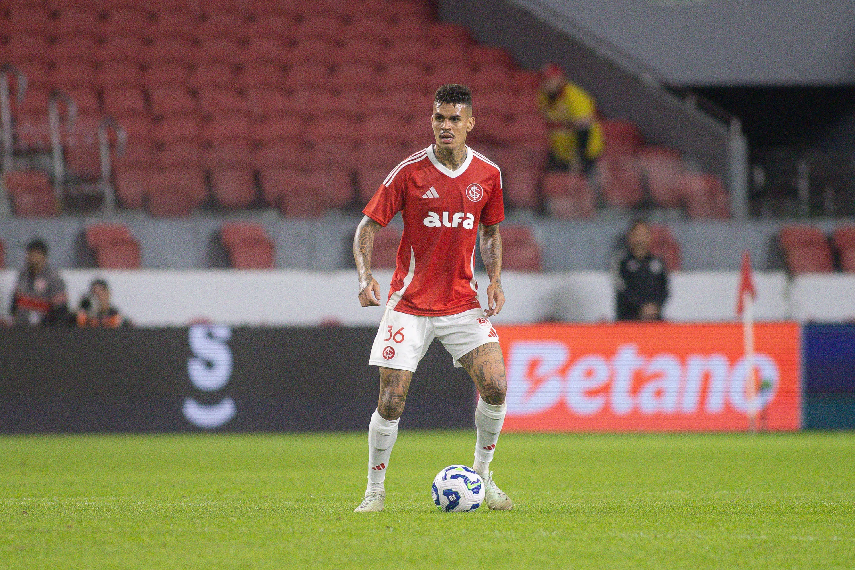 Richard ainda não foi relacionado por Pezzolano na temporada e deve deixar o SCI – Foto: Maxi Franzoi/AGIF