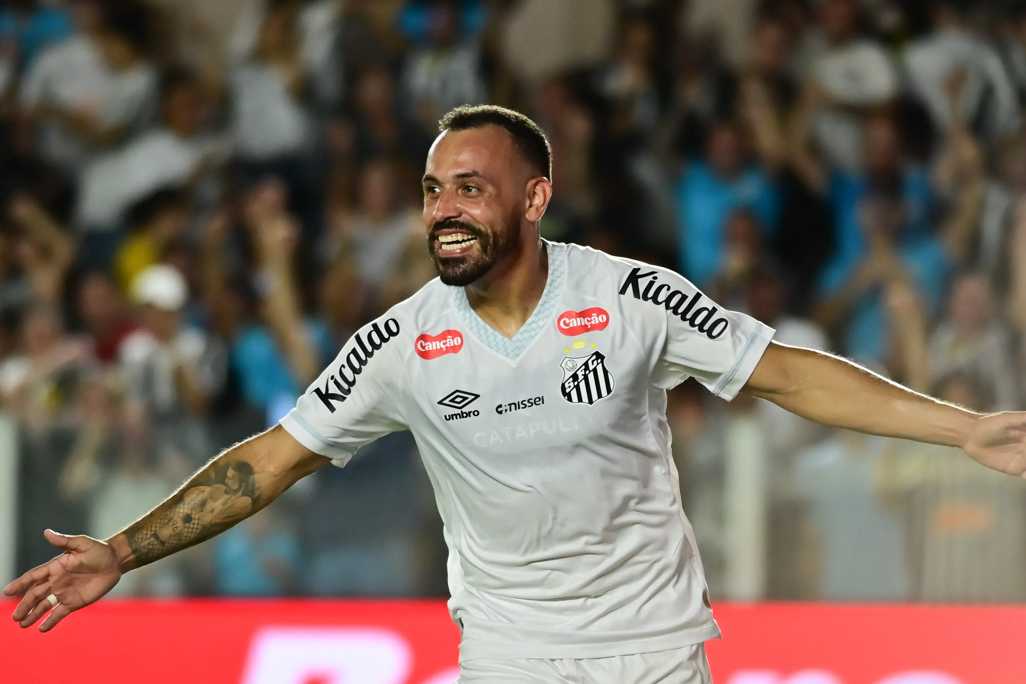 Chegada de Moisés alterou planejamento do Santos, que não foi atrás novamente de Vitinho – Foto: Jota Erre/AGIF