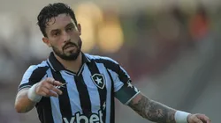 Alex Telles jogador do Botafogo durante partida contra o Flamengo. Foto: Thiago Ribeiro/AGIF