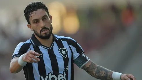 Alex Telles jogador do Botafogo durante partida contra o Flamengo. Foto: Thiago Ribeiro/AGIF