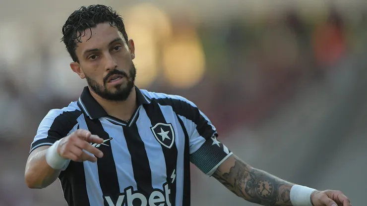 Alex Telles jogador do Botafogo durante partida contra o Flamengo. Foto: Thiago Ribeiro/AGIF