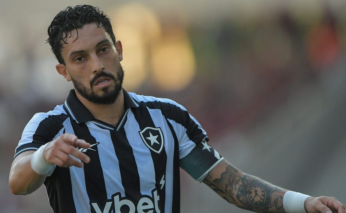 Alex Telles faz pintura e Botafogo se classifica contra o Nacional Potosí na pré-Libertadores