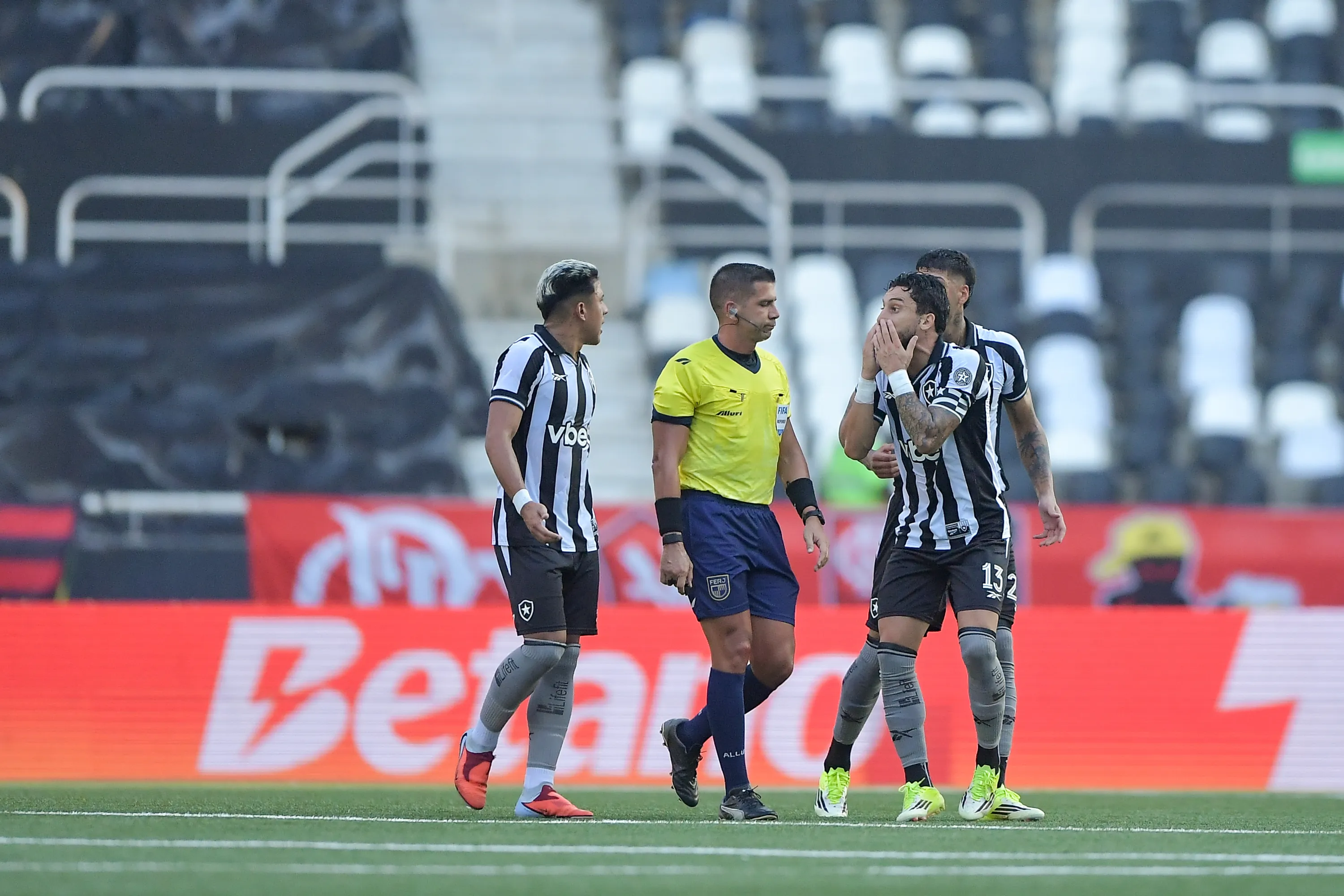 Alex Telles jogador do Botafogo reclama com a arbitragem durante partida contra o Flamengo no estadio Engenhao pelo campeonato Carioca 2026. Foto: Thiago Ribeiro/AGIF