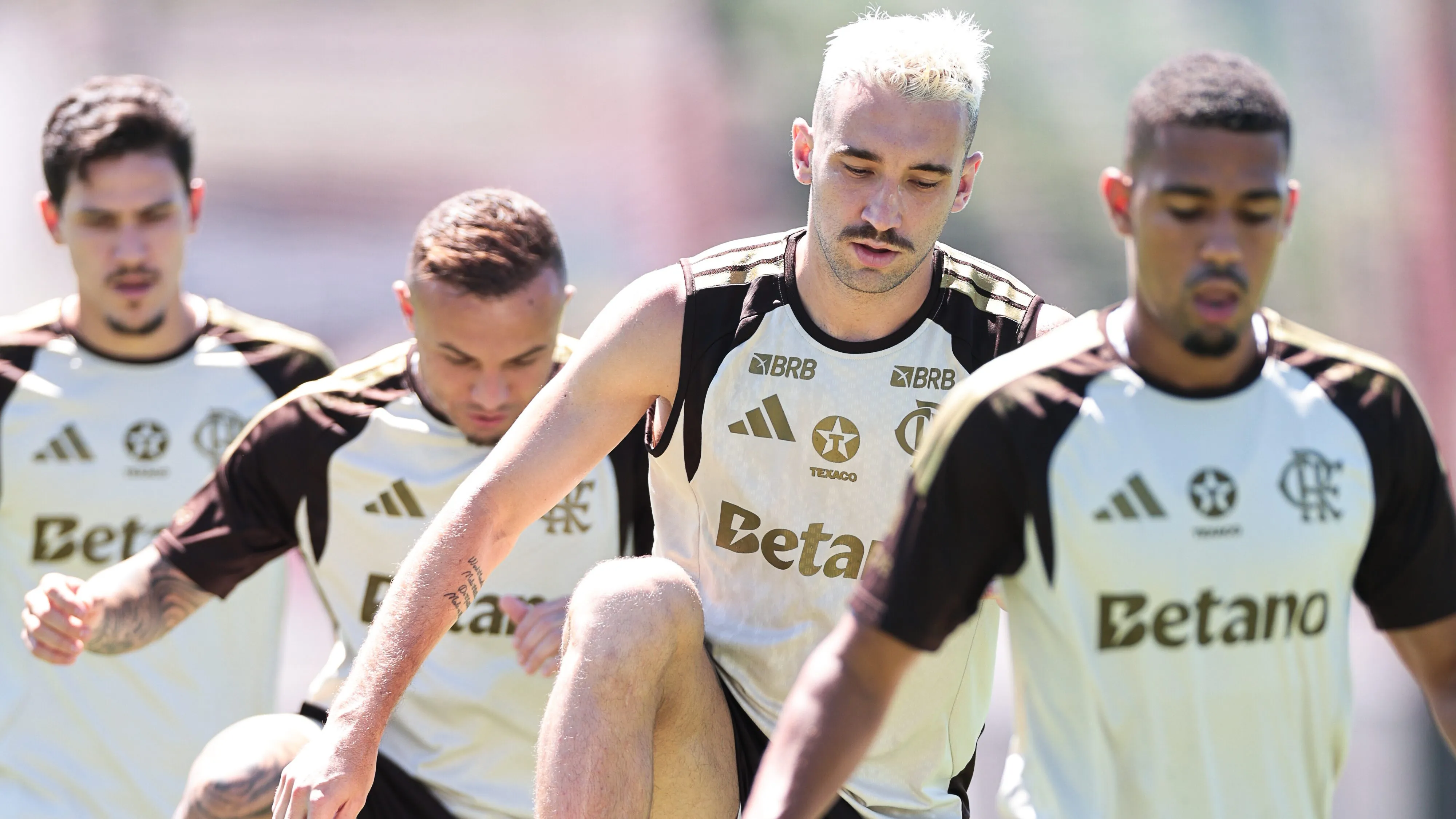 Elenco do Flamengo treinando. Foto: GILVAN DE SOUZA/FLAMENGO
