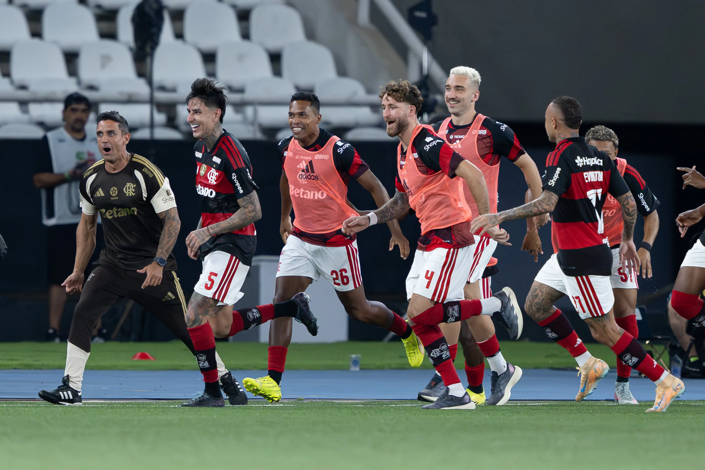 Pulgar jogador do Flamengo comemora seu gol com jogadores do seu time. Foto: Jorge Rodrigues/AGIF