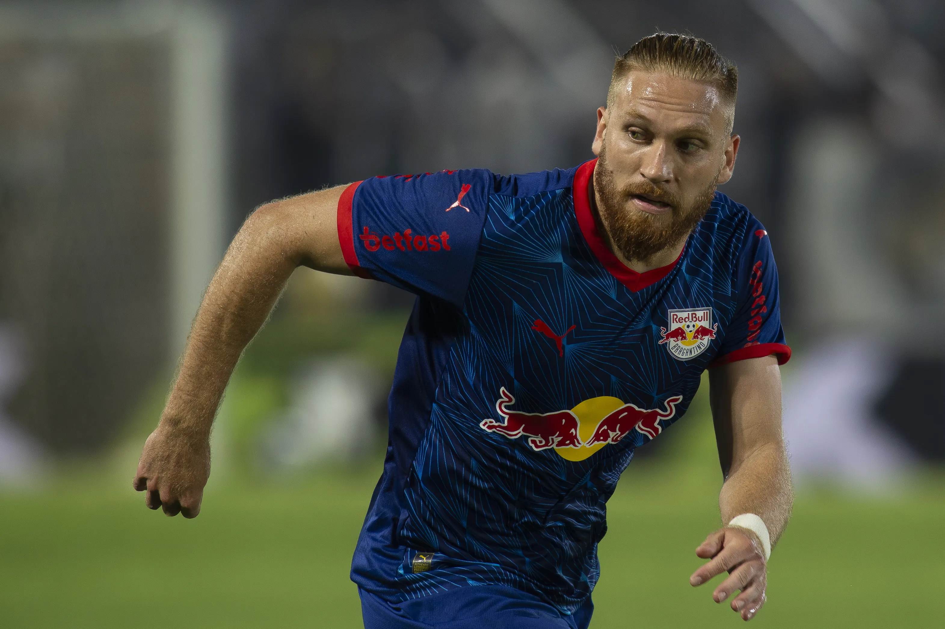 Pitta jogador do Bragantino durante partida contra o Vitoria no estadio Cicero De Souza Marques pelo campeonato Brasileiro A 2025. Foto: Anderson Romao/AGIF