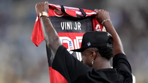 Flamengo se posiciona em favor de Vini Jr em caso de acusação de racismo de jogador argentino em jogo do Real