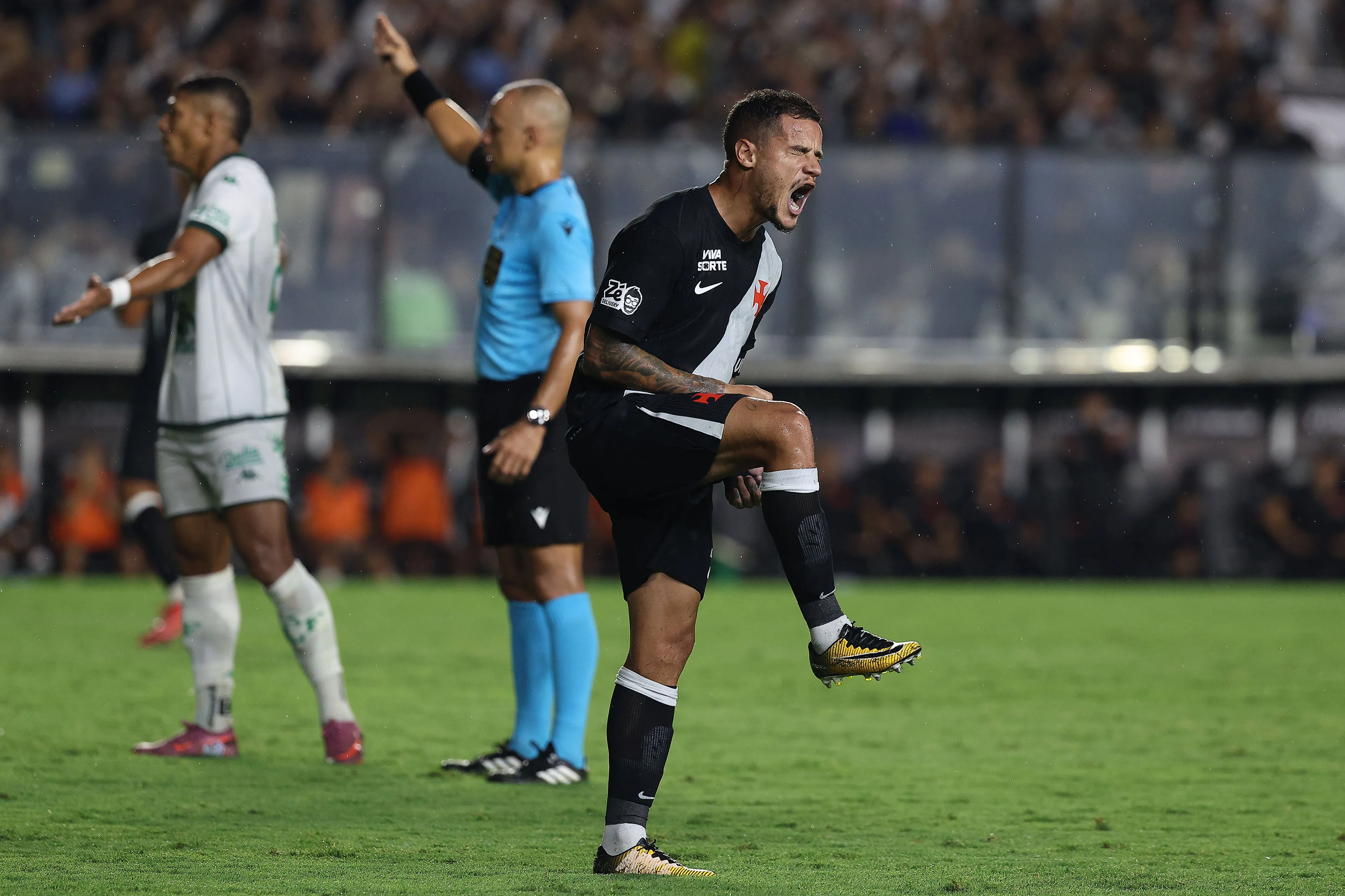 Possível saída de Coutinho gera reações diversas na torcida do Vasco. Foto: Wagner Meier/Getty Images.