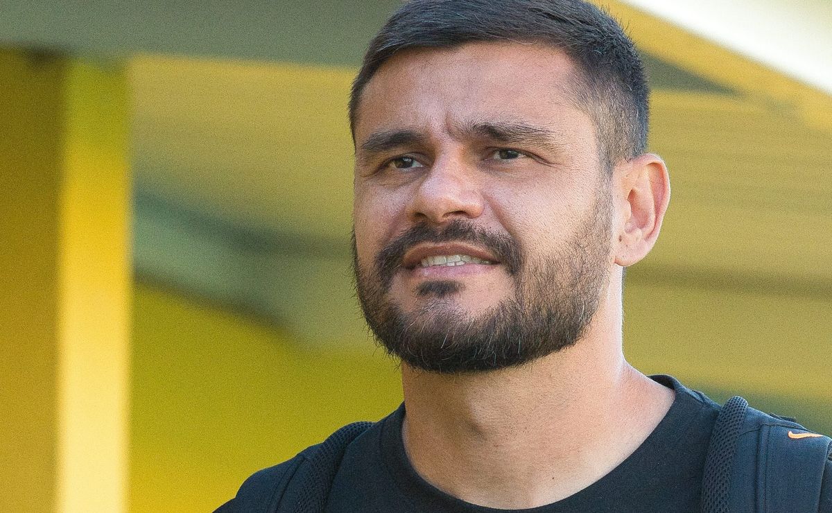 Corinthians analisa contratação do goleiro Alex Alves, do São Bernardo, oferecido no mercado da bola e agrada