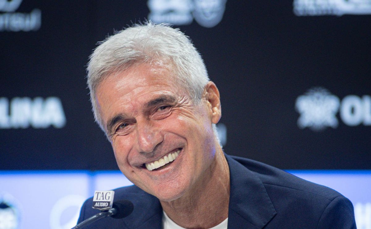 Luís Castro se empolga com notícia envolvendo Paulo Henrique e Grêmio espera sim do Vasco