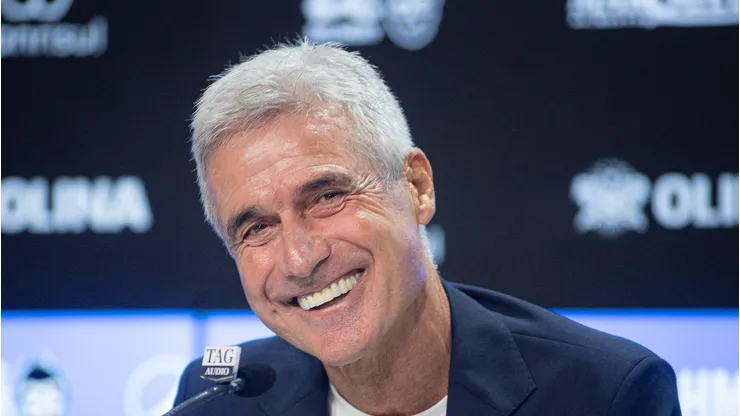 - Luis Castro fala aos jornalista durante sua apresentacao oficial como tecnico do Gremio em coletiva de imprensa realizada no Arena do Gremio. Foto: Maxi Franzoi/AGIF