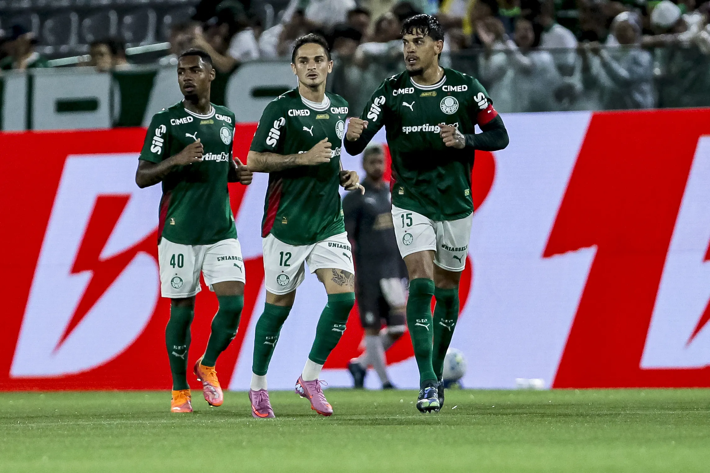Gustavo Gómez comemora seu gol contra o Vitória, pelo Brasileirão deste ano. Foto: Marco Miatelo/AGIF