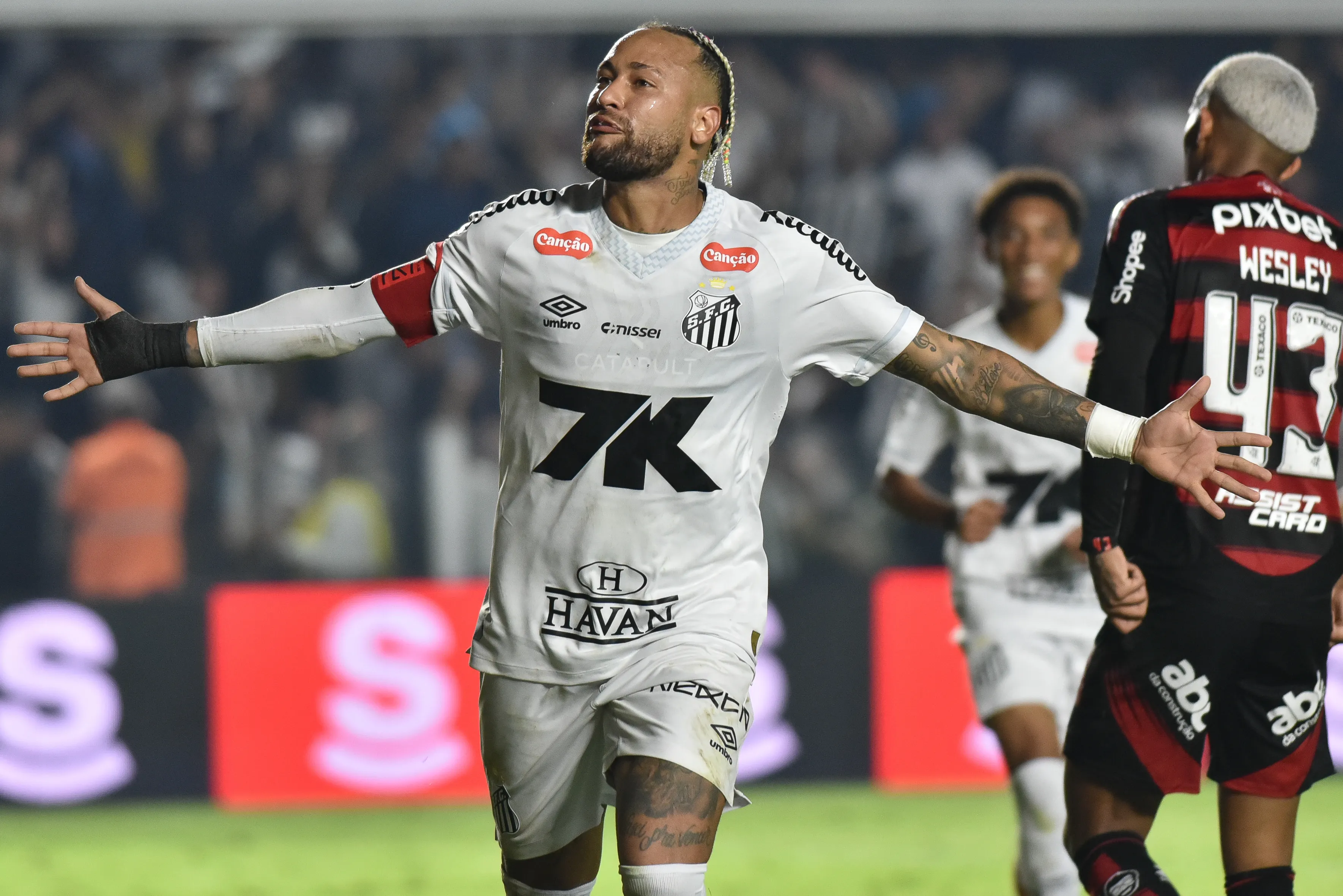 Neymar comemora seu gol contra o Flamengo, pelo Brasileirão 2025. Foto: Jota Erre/AGIF