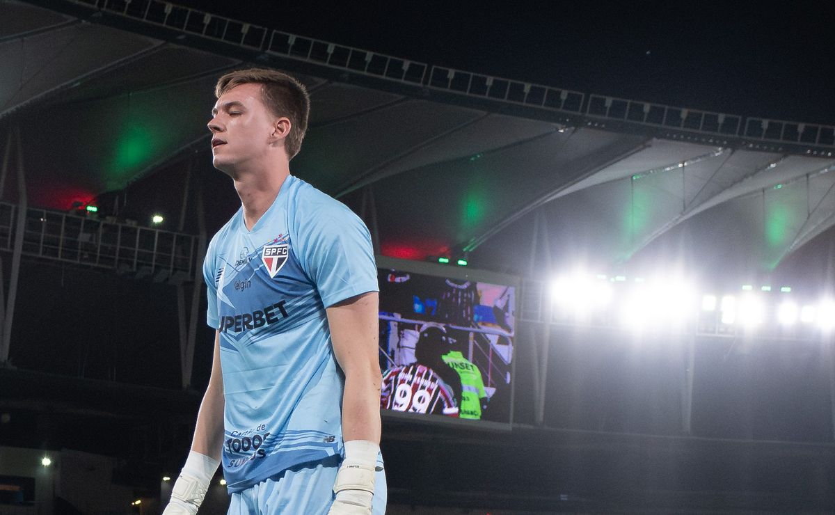 São Paulo vê Young perto de sair de graça após críticas do empresário e perda de espaço no elenco