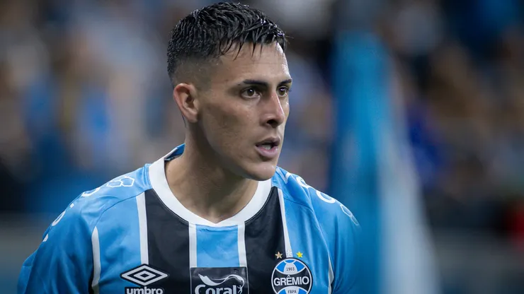 Pavón está sendo improvisado como lateral-direito