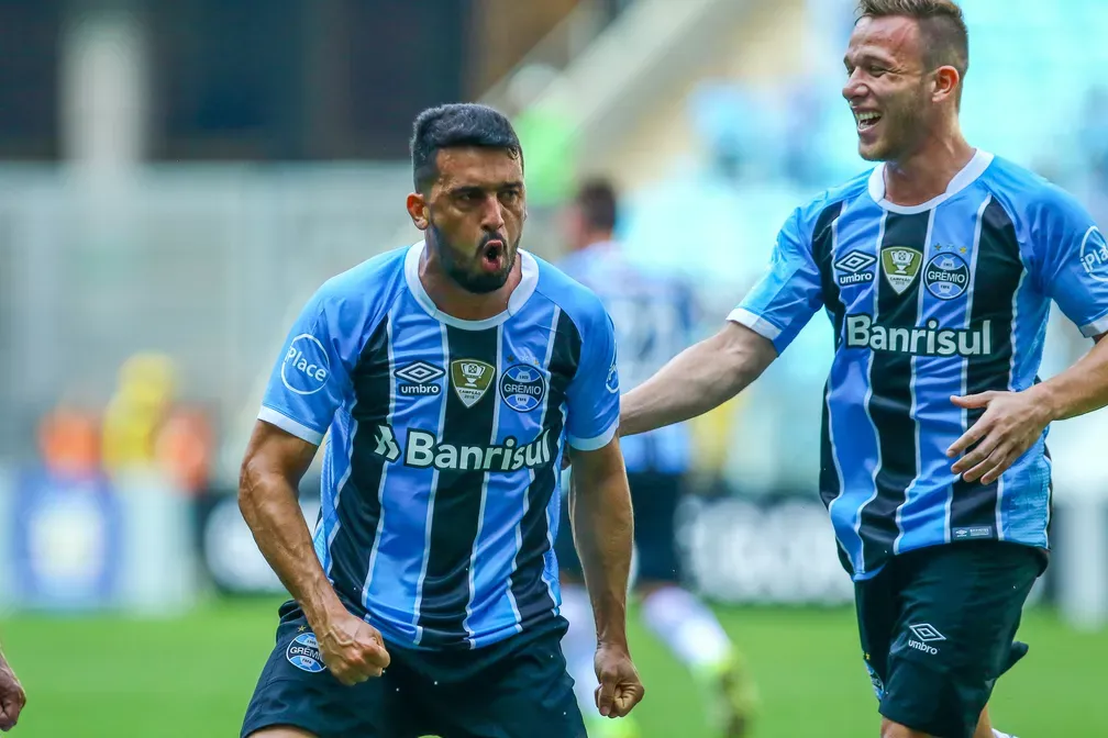 Edilson (E) comemora gol ao lado de Arthur (D) – Foto: Lucas Uebel/Grêmio FBPA