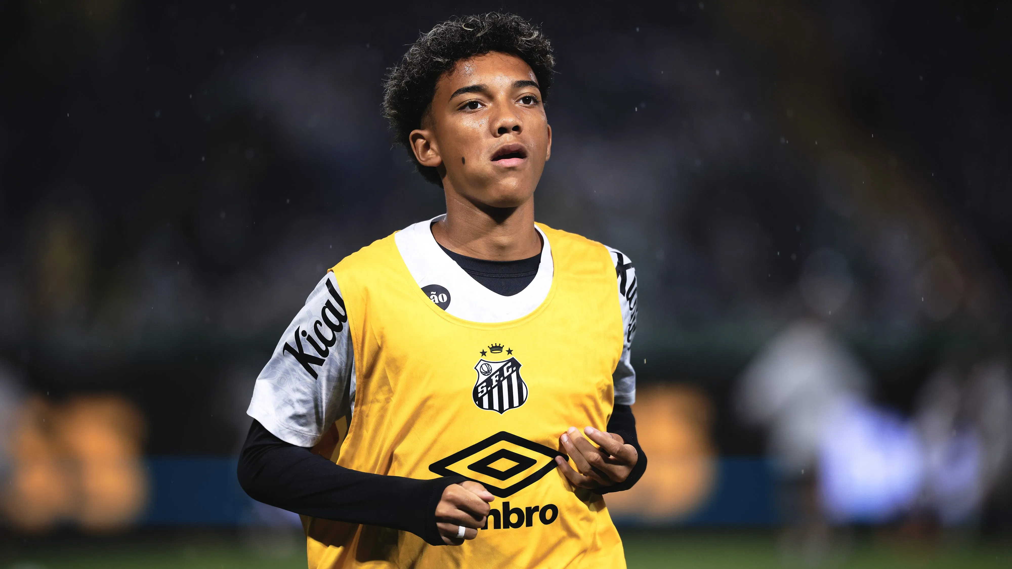 Robinho Jr não vem sendo muito aproveitado - Foto: Ettore Chiereguini/AGIF.