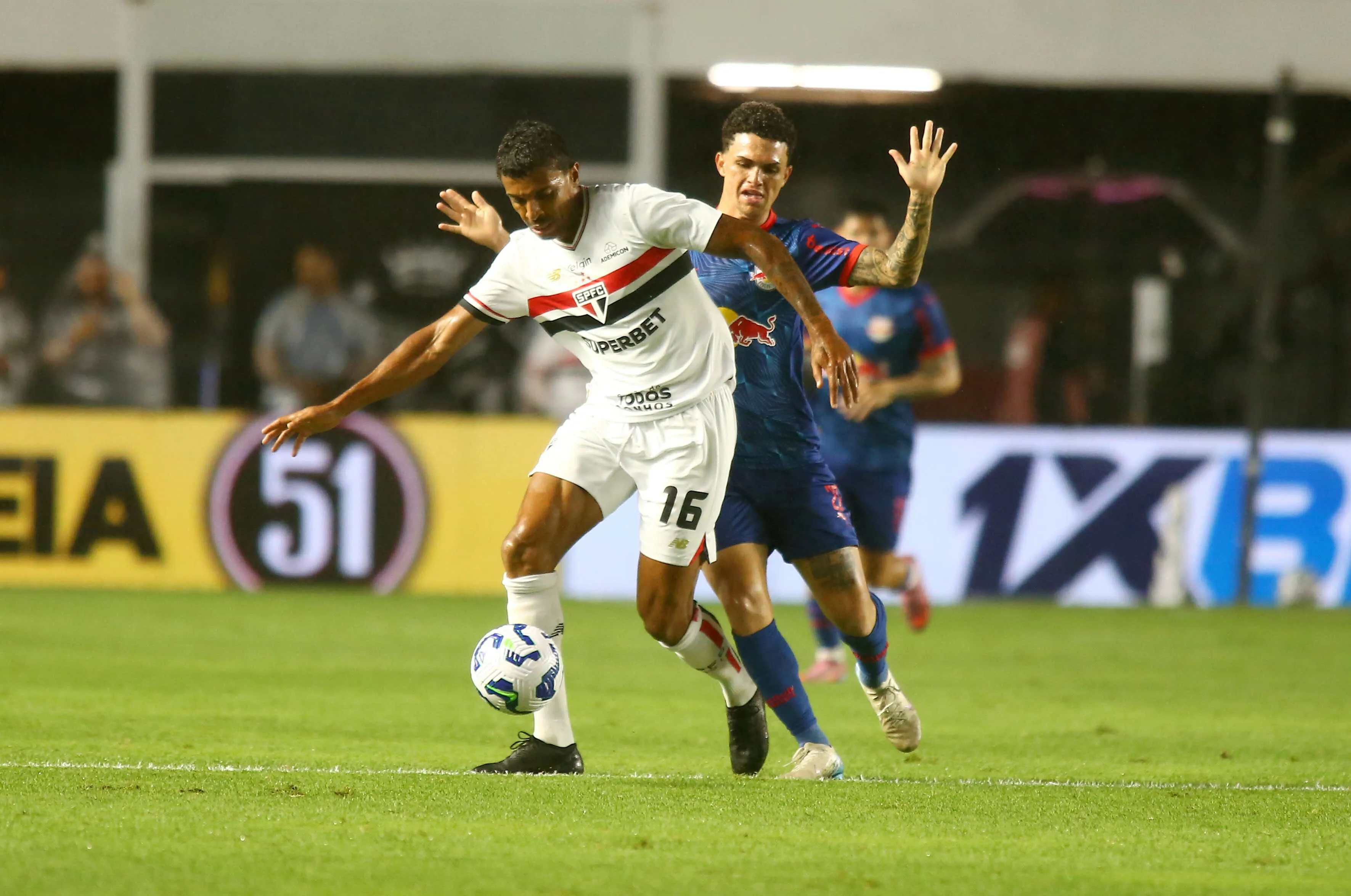 No último duelo entre as equipes, no Morumbis, o Bragantino venceu. Foto: Mauricio De Souza/AGIF