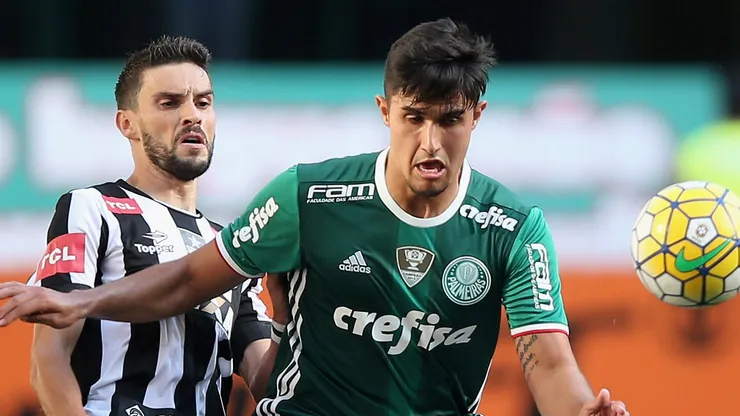 Thiago Martins durante jogo do Palmeiras, clube que ele defendeu no passado.