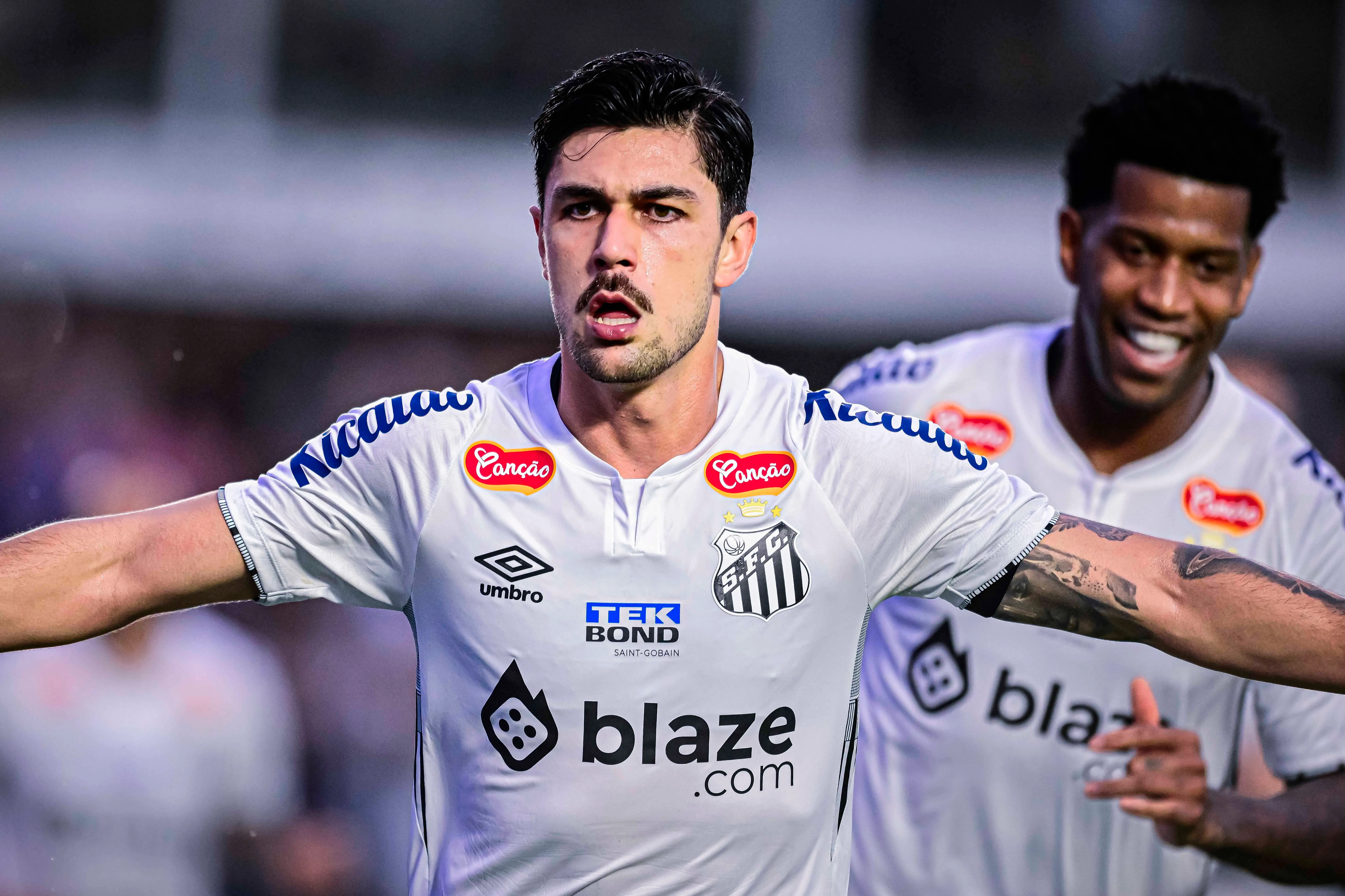 João Basso vem na reserva de Juan Pablo Vojvoda e divide análises de diretoria e de Neymar – Foto: IMAGO /&nbsp;Fotoarena