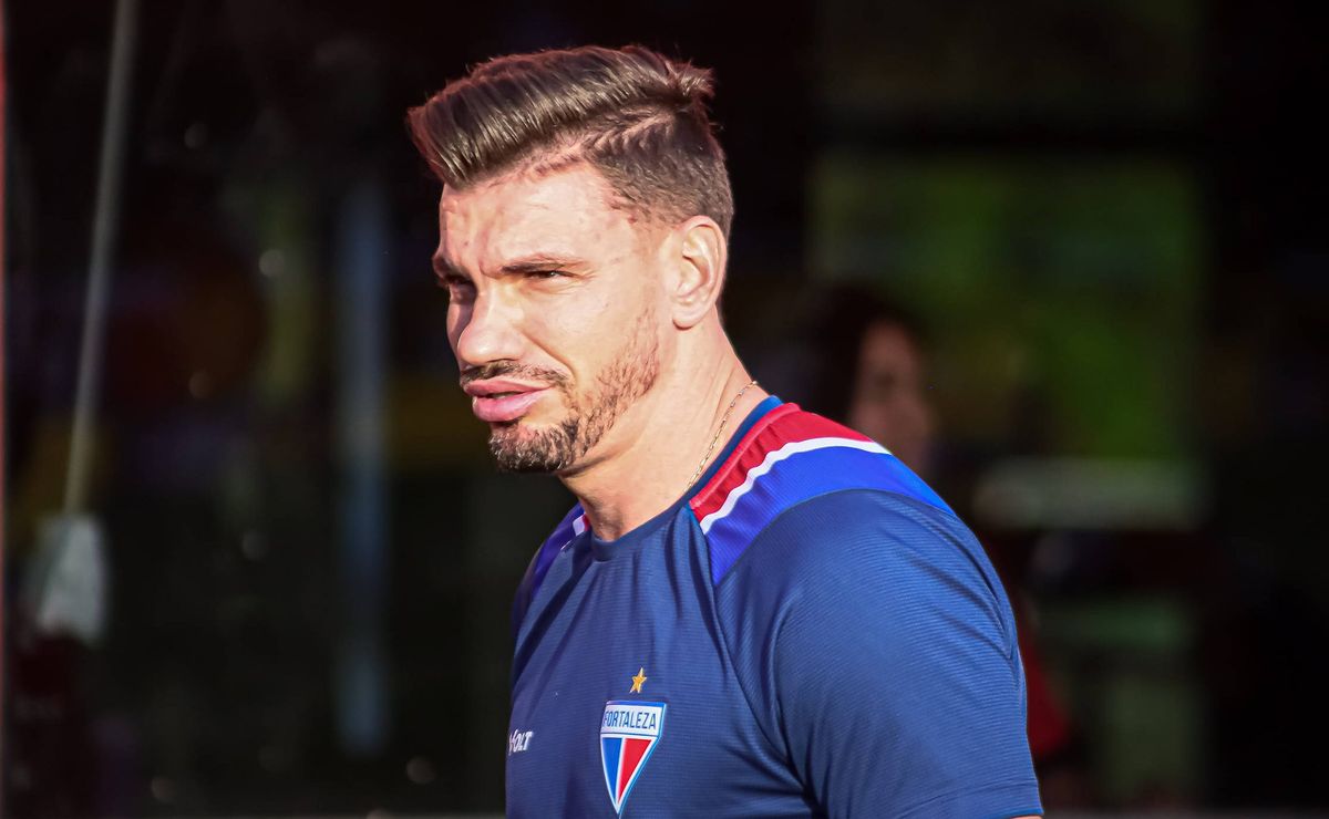 João Ricardo treina com bola, anima torcida e fica perto de reforçar o Corinthians