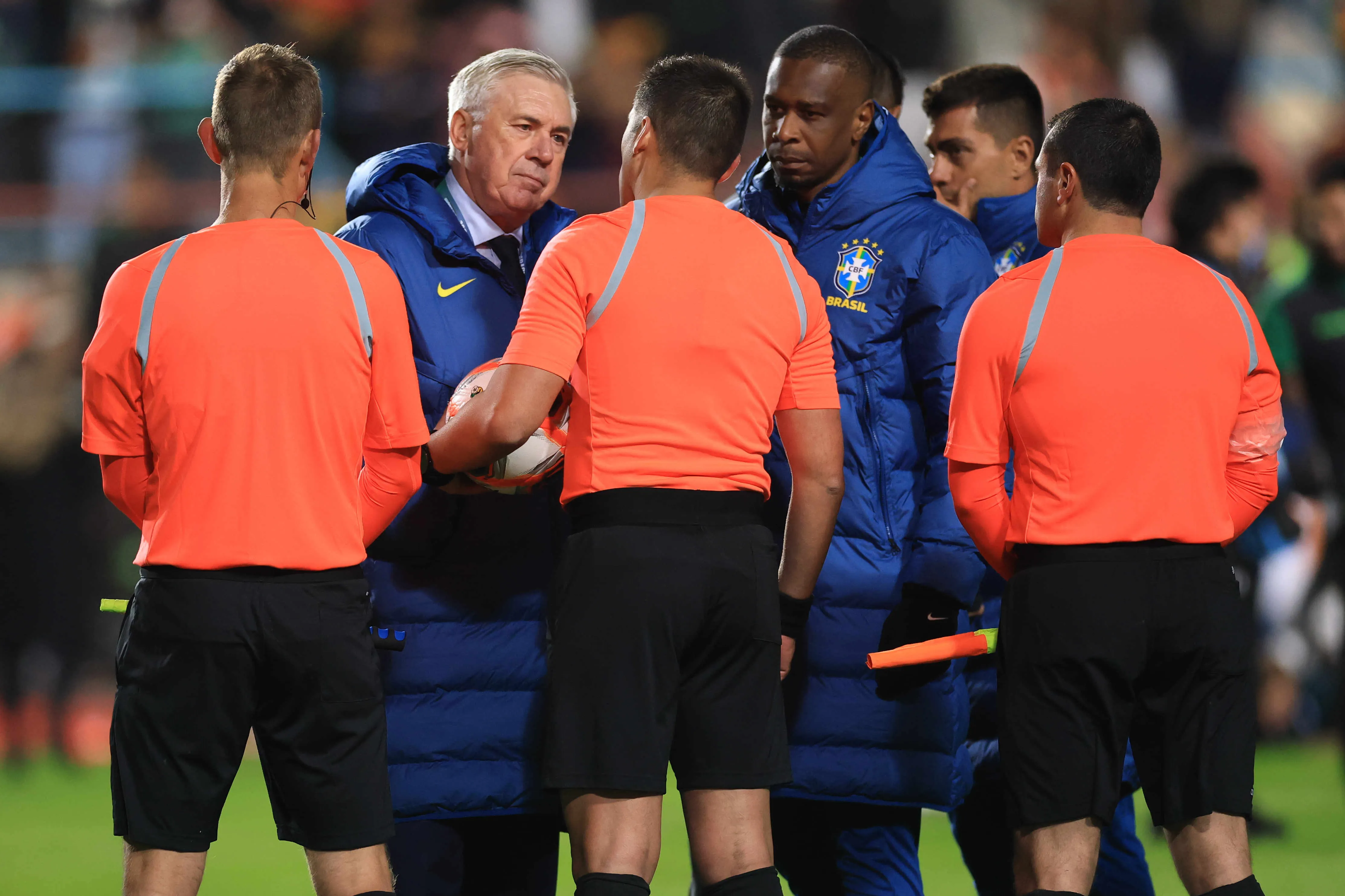 EL ALTO, BOLIVIA – SEPTEMBER 09: Carlo Ancelotti, Head Coach of Brazil argues with referee Cristián Garay after the South American FIFA World Cup 2026 Qualifier match between Bolivia and Brazil at Estadio Municipal de El Alto on September 09, 2025 in El Alto, Bolivia.  (Photo by Buda Mendes/Getty Images)