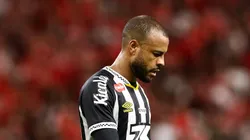 Mayke em campo com a camisa do Peixe.