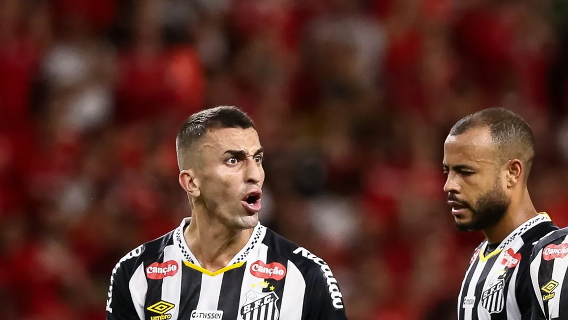 Foto: Pedro H. Tesch/Getty Images – João Schmidt está no Peixe desde 2024 e continua nos planos da diretoria.