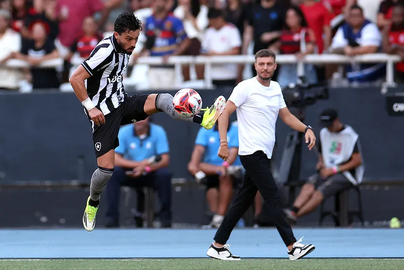 Martín Anselmi no comando do Botafogo no clássico contra o Flamengo, pelo Carioca. Foto: Vitor Silva/Botafogo