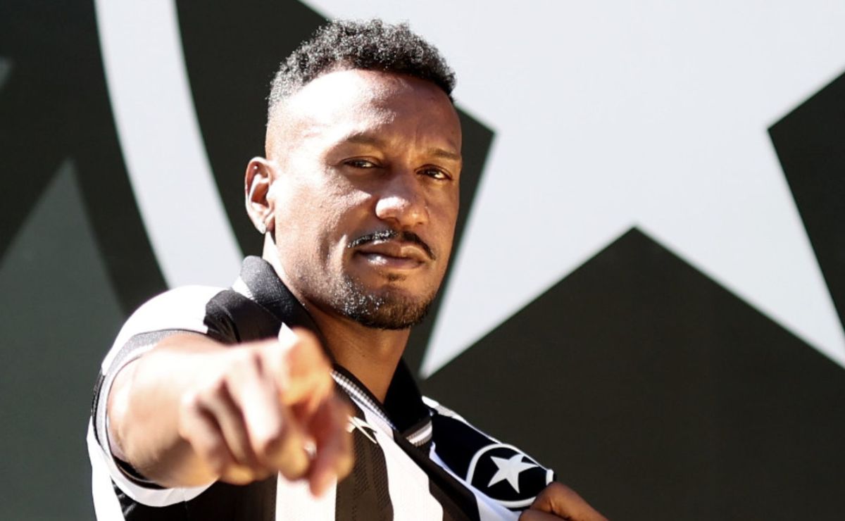 Botafogo anuncia oficialmente o ex-Grêmio Edenílson e amplia as opções no meio-campo