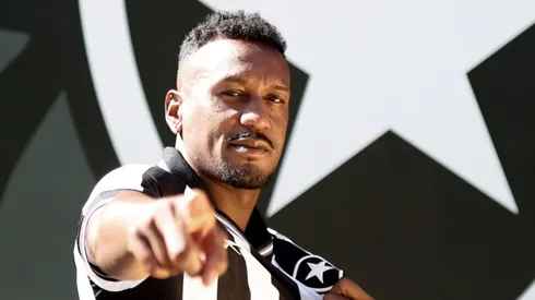 Edenílson é anunciado no Botafogo.