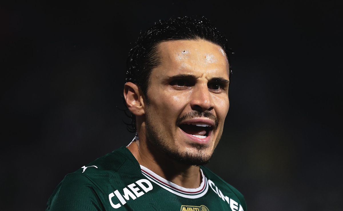 Raphael Veiga entra em discussão nas redes sociais e afirma não gostar do Corinthians