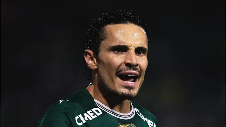 Raphael Veiga jogador do Palmeiras durante partida contra o Santos no estadio Arena Barueri pelo campeonato Paulista 2026. Foto: Ettore Chiereguini/AGIF