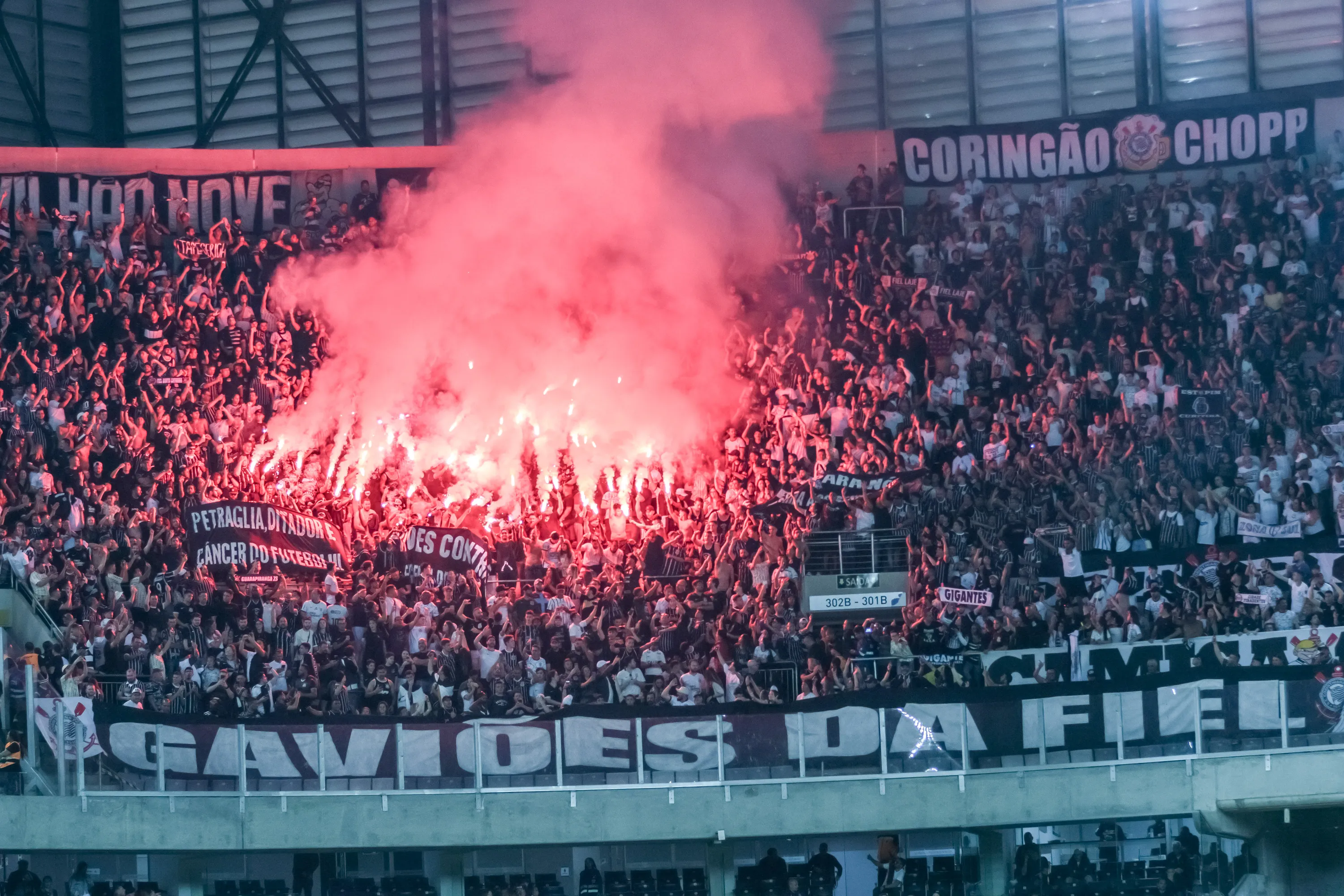 Torcida do Corinthians durante partida contra Athletico-PR no estadio Arena da Baixada pelo campeonato BRASILEIRO A 2023. Foto: Robson Mafra/AGIF